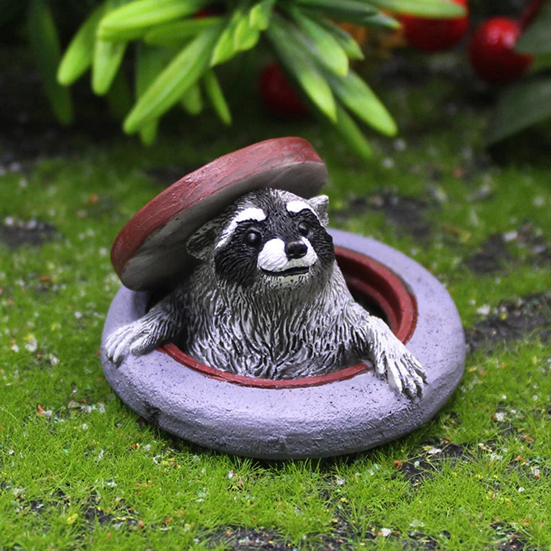 Raccoon Ornament under Manhole Cover Garden Microlandscape Simulation Animal Resin Decor for Indoor/Outdoor Lawn, Tabletop Decor