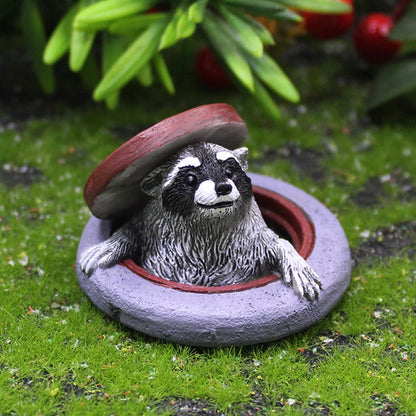 Raccoon Ornament under Manhole Cover Garden Microlandscape Simulation Animal Resin Decor for Indoor/Outdoor Lawn, Tabletop Decor