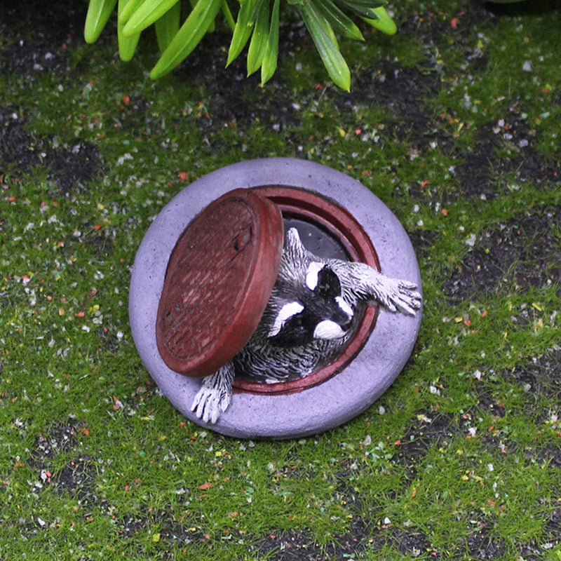 Raccoon Ornament under Manhole Cover Garden Microlandscape Simulation Animal Resin Decor for Indoor/Outdoor Lawn, Tabletop Decor