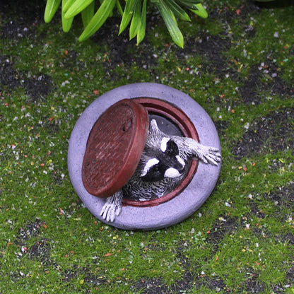 Raccoon Ornament under Manhole Cover Garden Microlandscape Simulation Animal Resin Decor for Indoor/Outdoor Lawn, Tabletop Decor