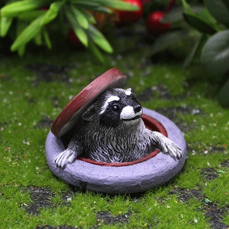 Raccoon Ornament under Manhole Cover Garden Microlandscape Simulation Animal Resin Decor for Indoor/Outdoor Lawn, Tabletop Decor