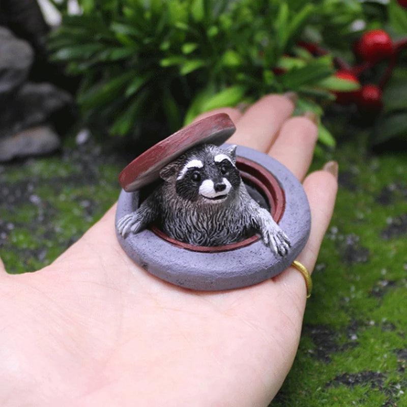 Raccoon Ornament under Manhole Cover Garden Microlandscape Simulation Animal Resin Decor for Indoor/Outdoor Lawn, Tabletop Decor